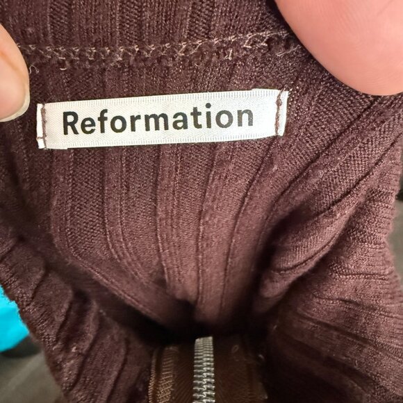 Reformation Ribbed Cropped Long Sleeve Top W/Front Zipper & Ring Pull In Chocola - Picture 3 of 3